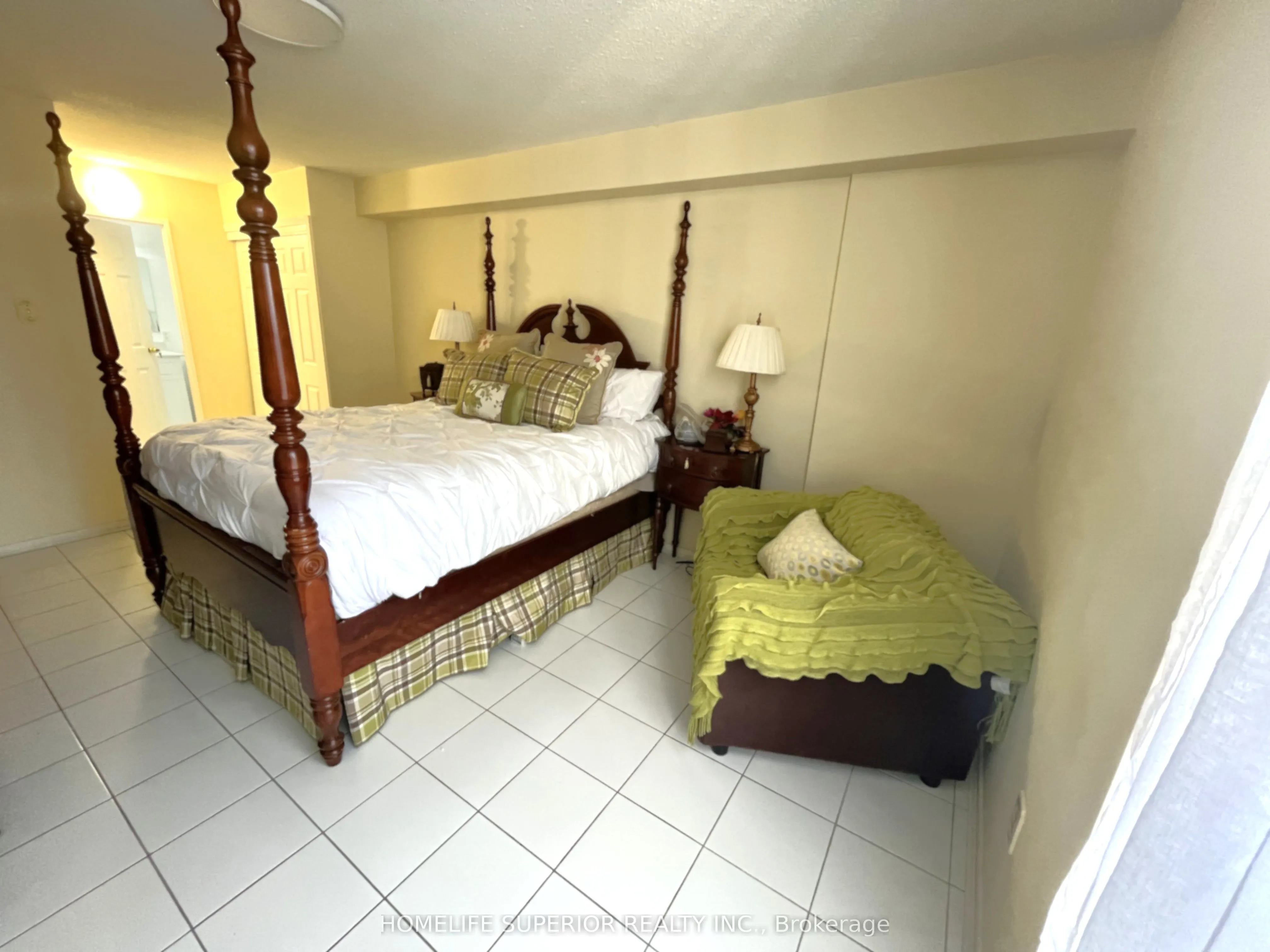 25 Kensington Road, #1011