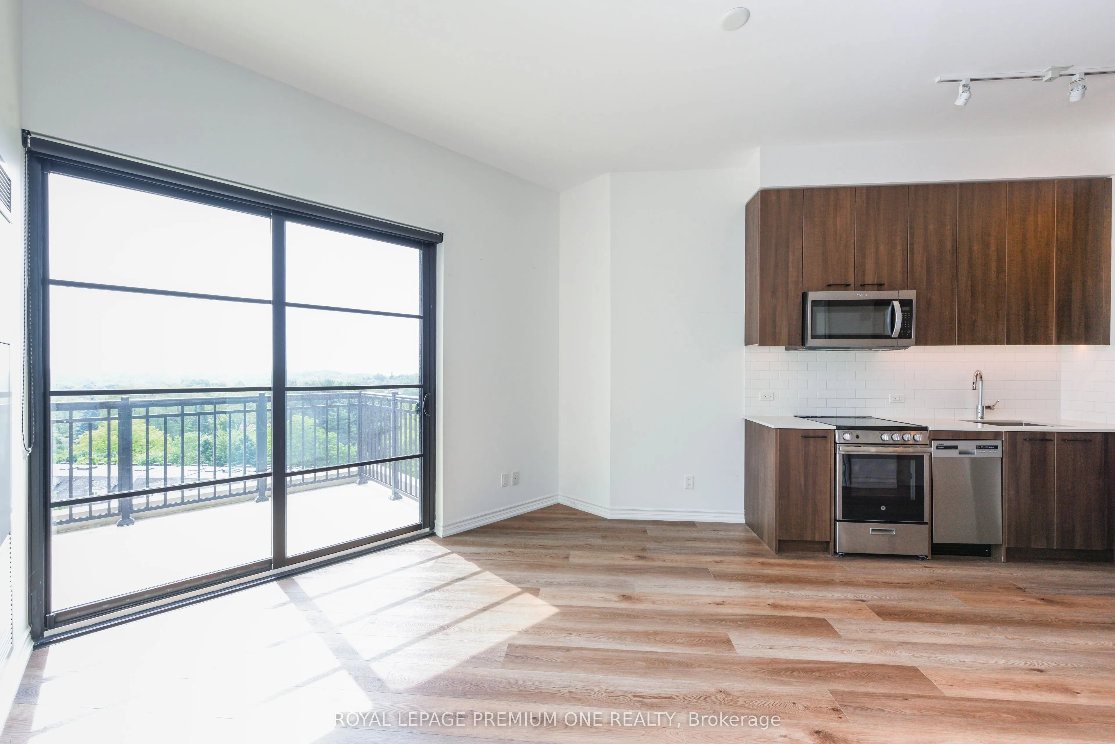571 Prince Edward Drive N, #PH01