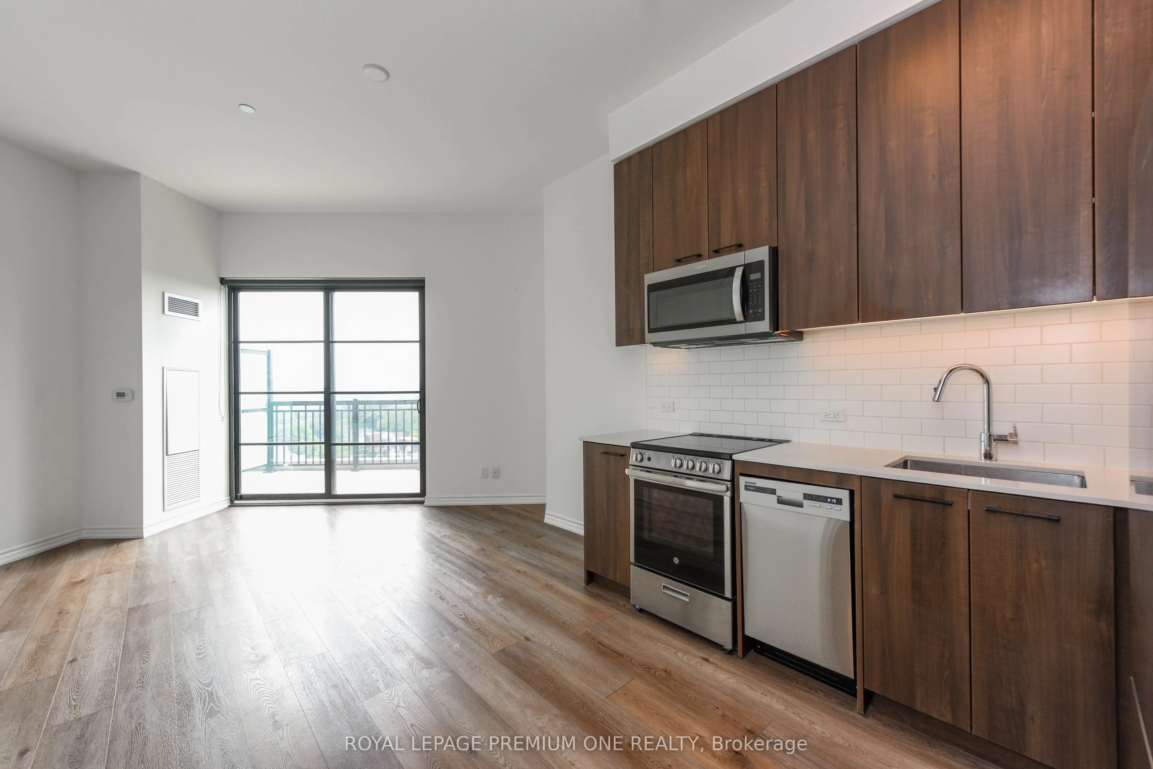 571 Prince Edward Drive N, #PH01