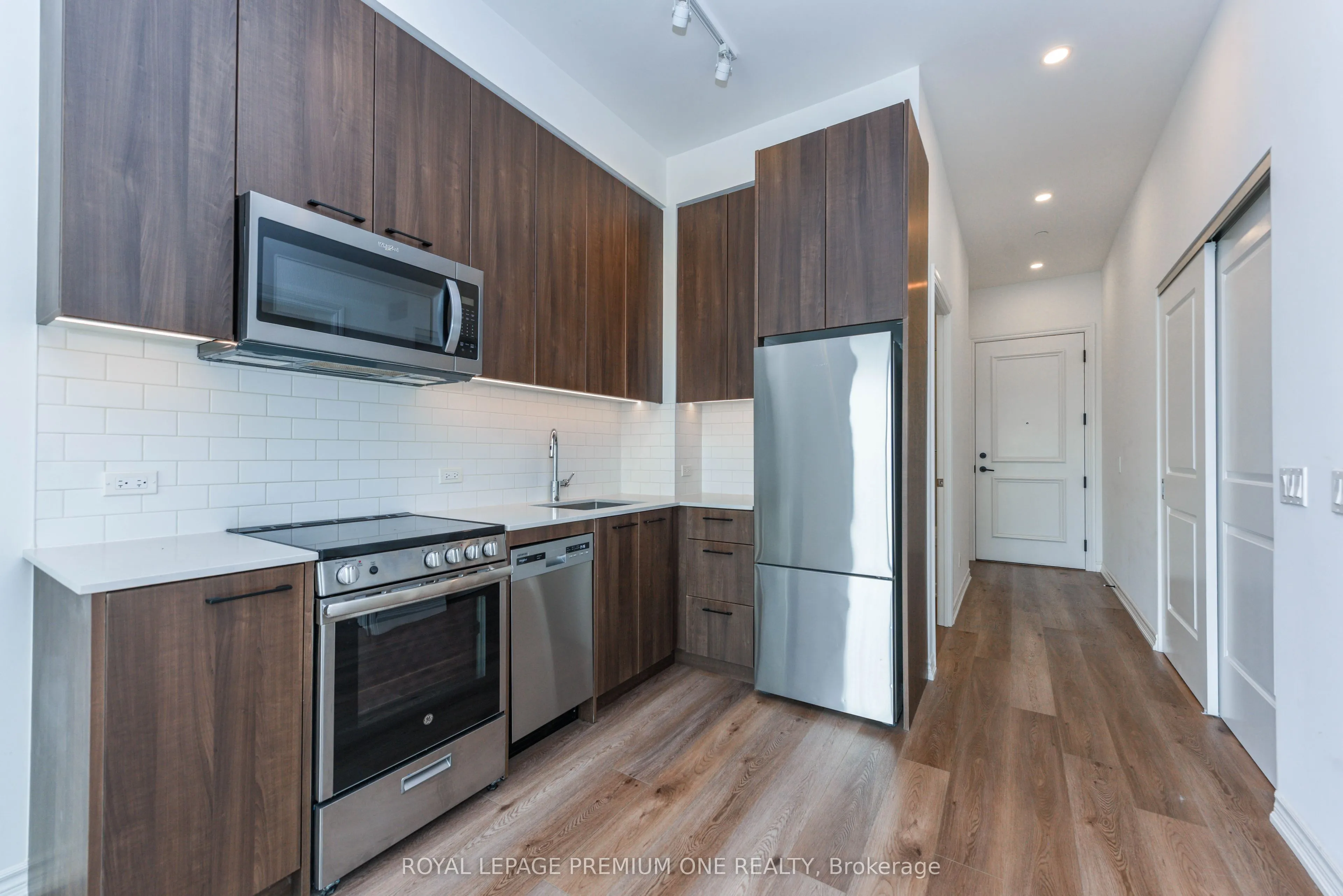 571 Prince Edward Drive N, #PH01