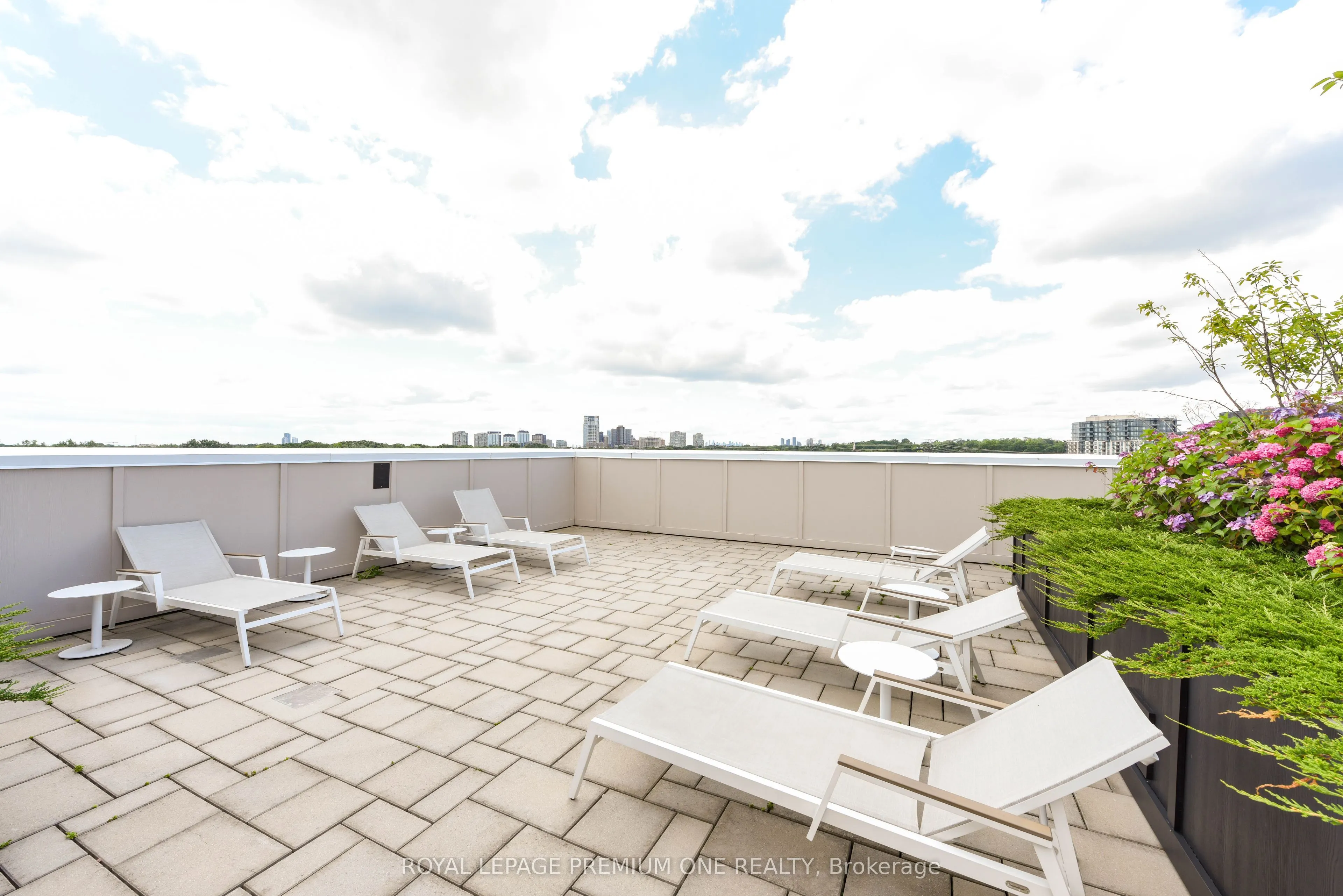 571 Prince Edward Drive N, #PH01