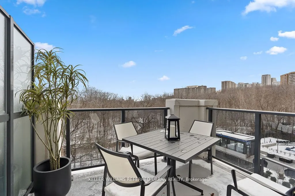 202 Burnhamthorpe Road E, #324