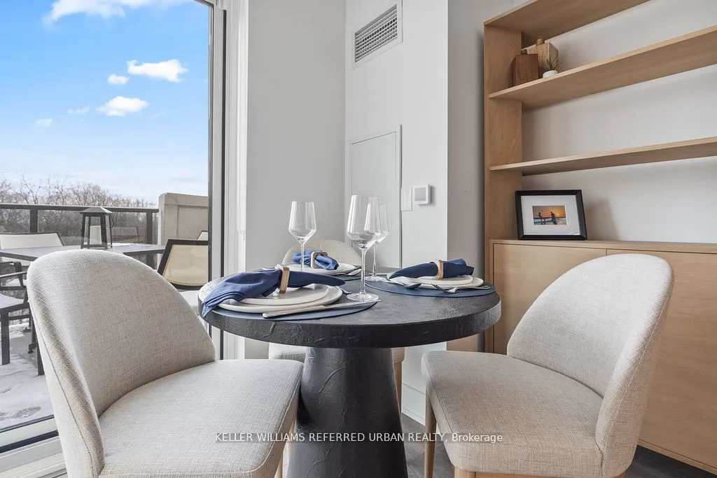202 Burnhamthorpe Road E, #324