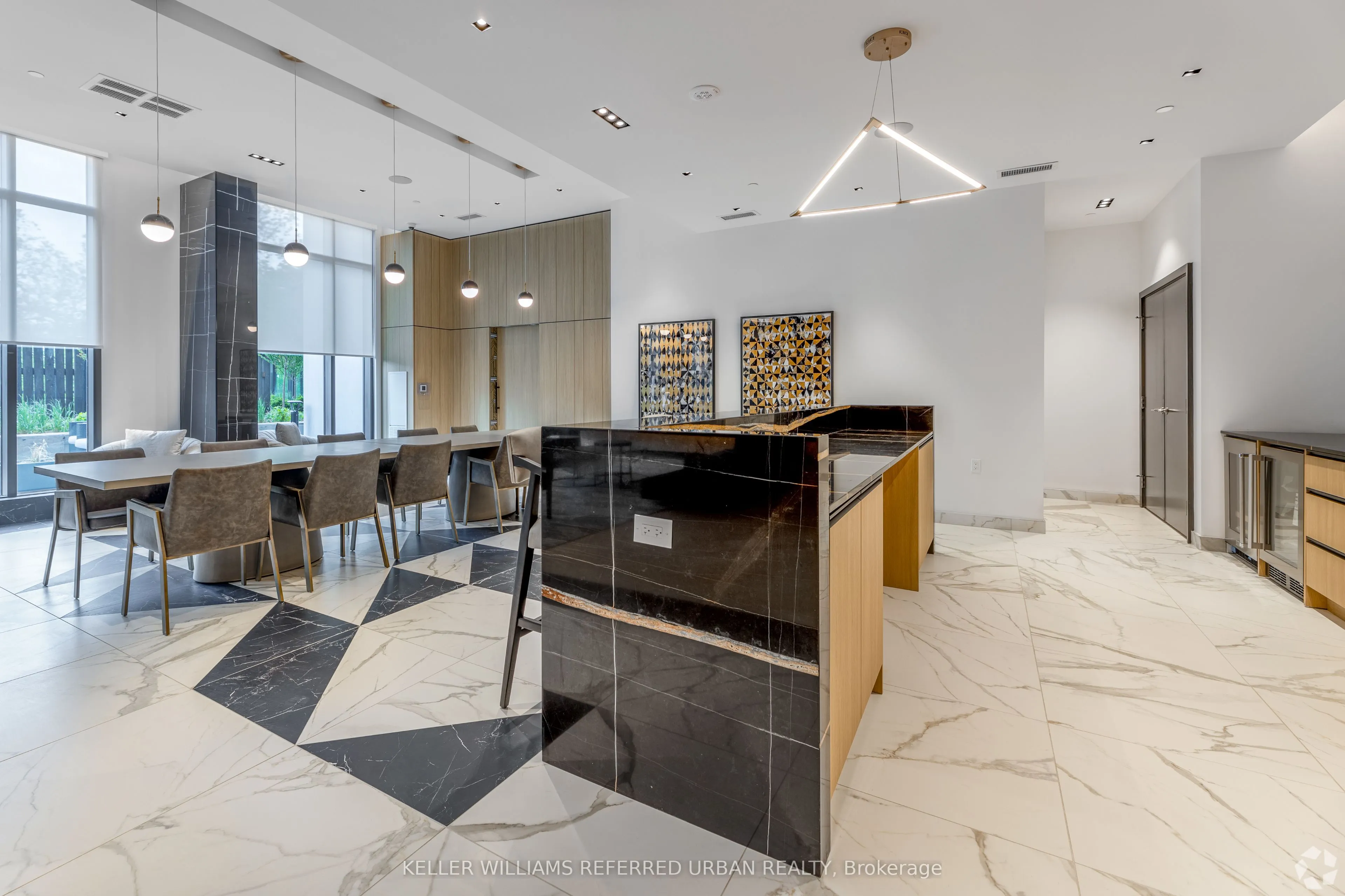 202 Burnhamthorpe Road E, #324