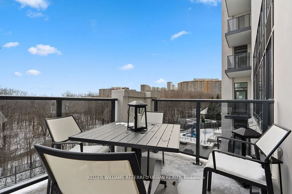 202 Burnhamthorpe Road E, #324