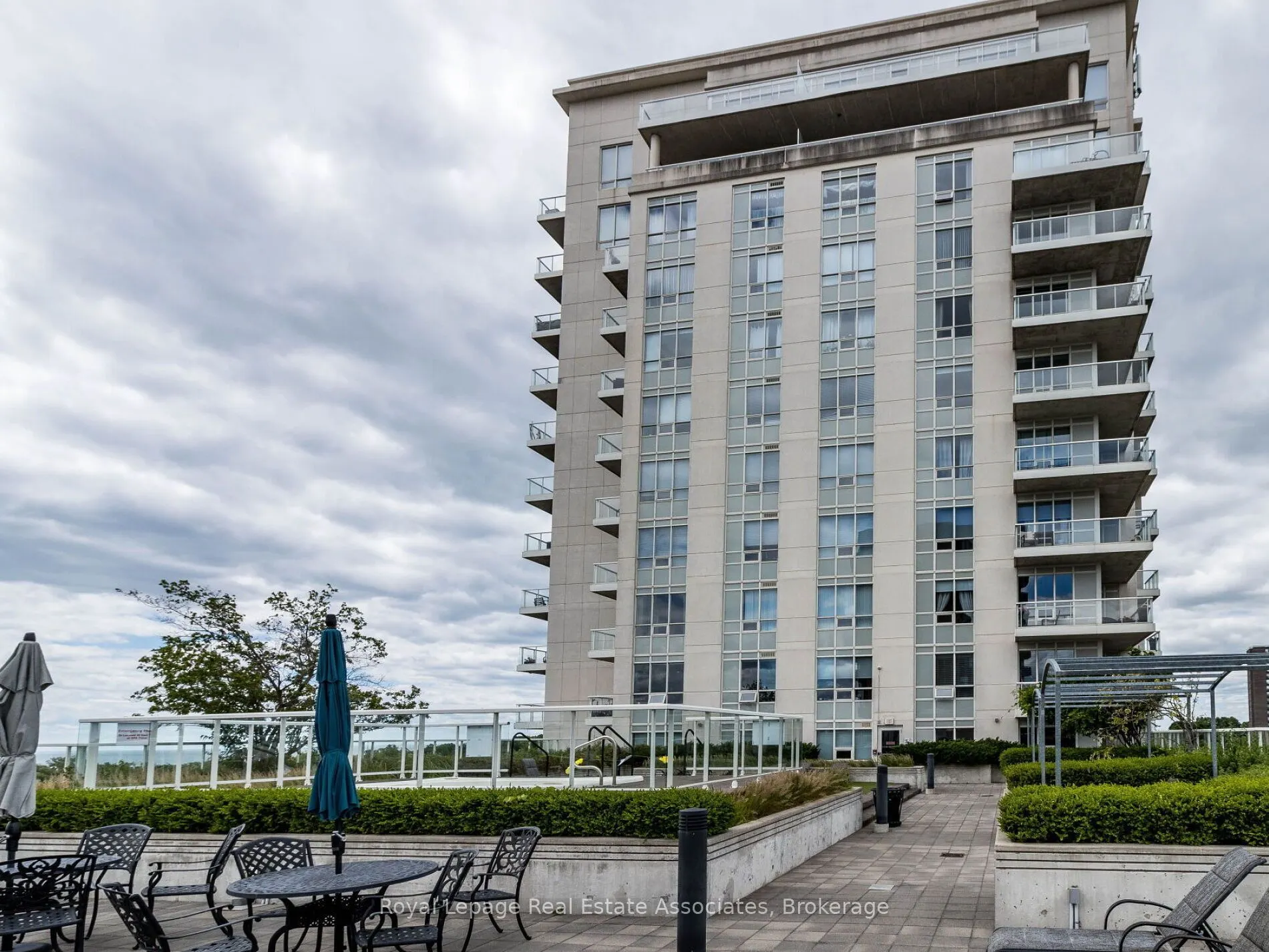 3865 Lake Shore Boulevard W, #401