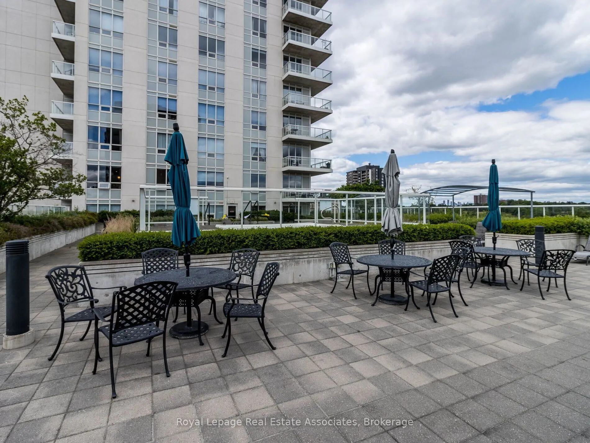 3865 Lake Shore Boulevard W, #401