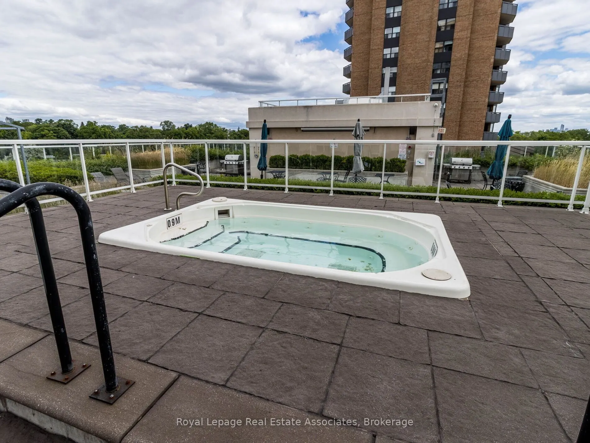 3865 Lake Shore Boulevard W, #401