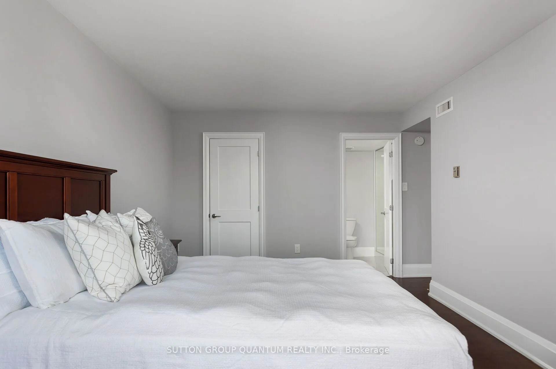 965 Inverhouse Drive, #211