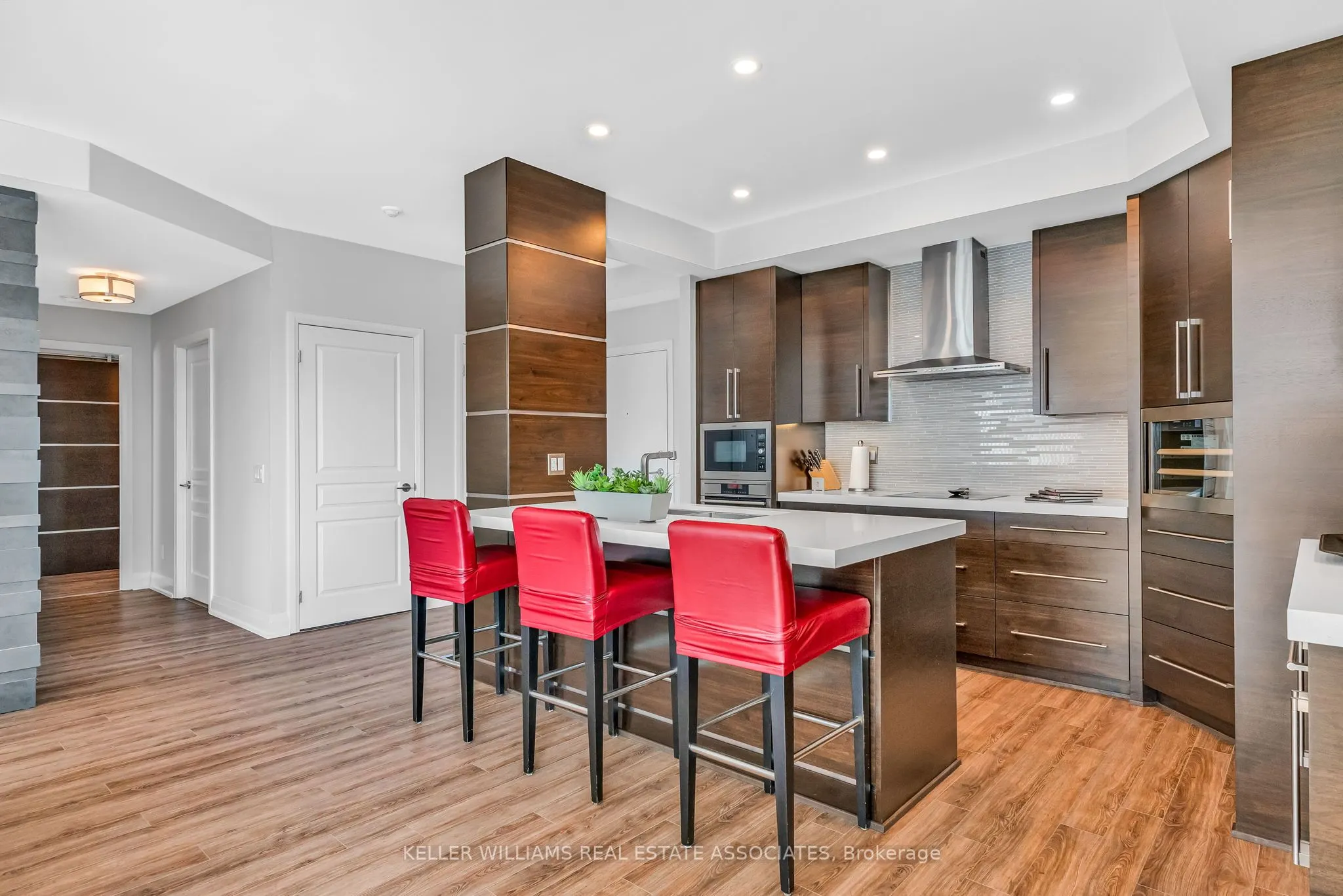 1 Hurontario Street, #609
