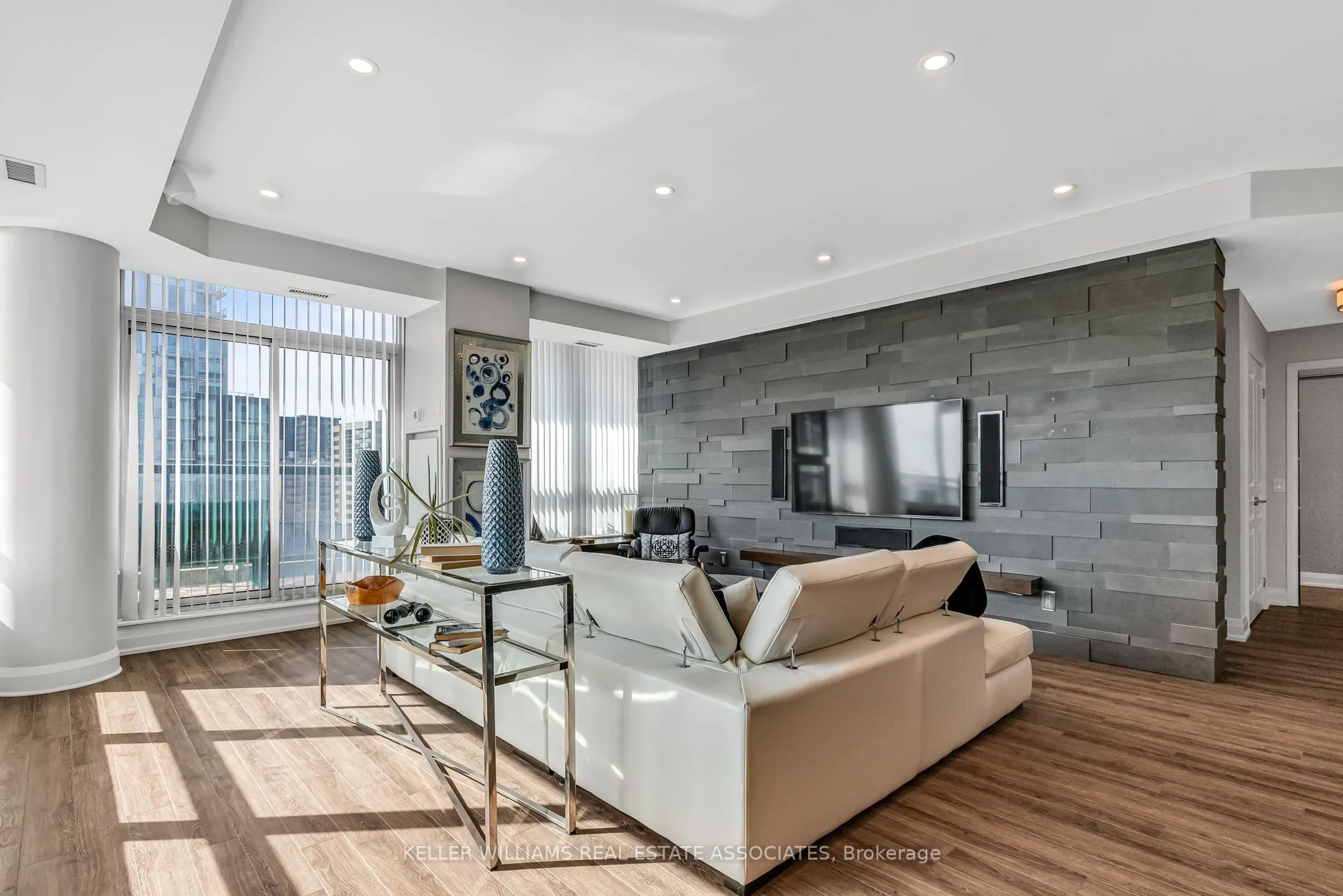 1 Hurontario Street, #609