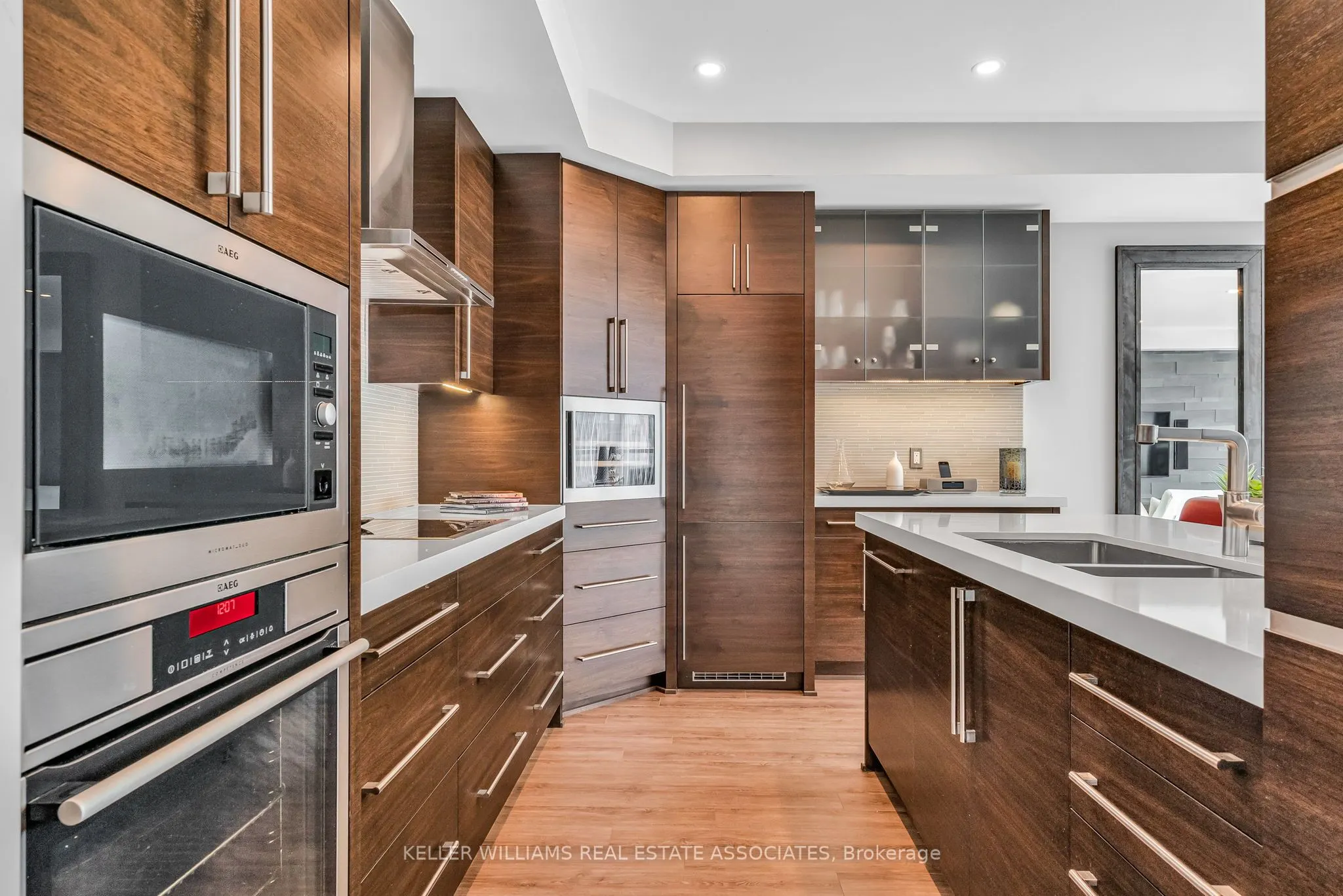 1 Hurontario Street, #609