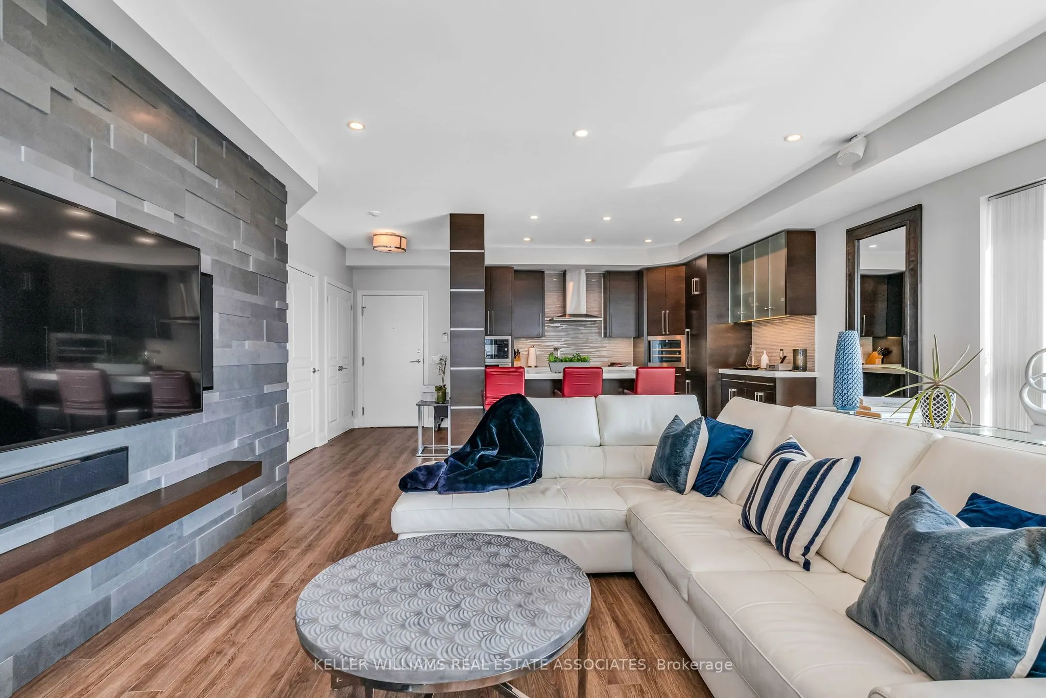 1 Hurontario Street, #609