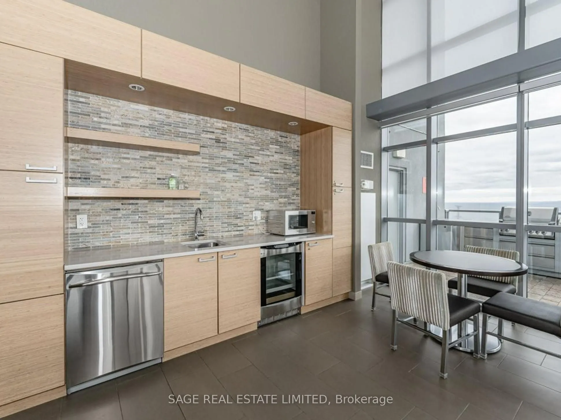 551 Maple Avenue, #304