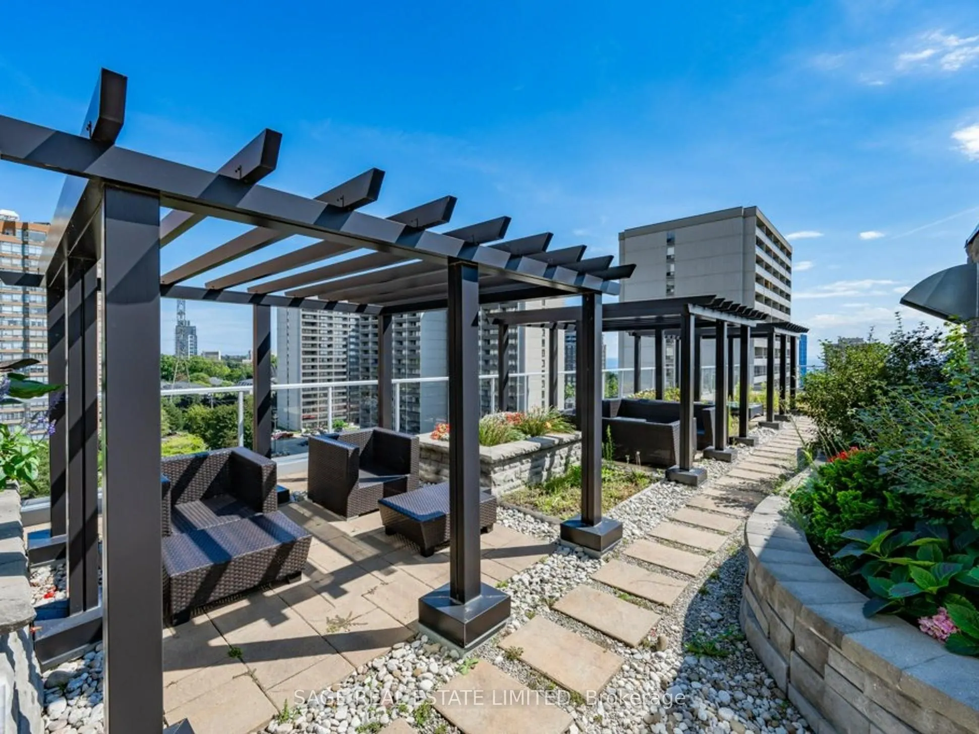 551 Maple Avenue, #304