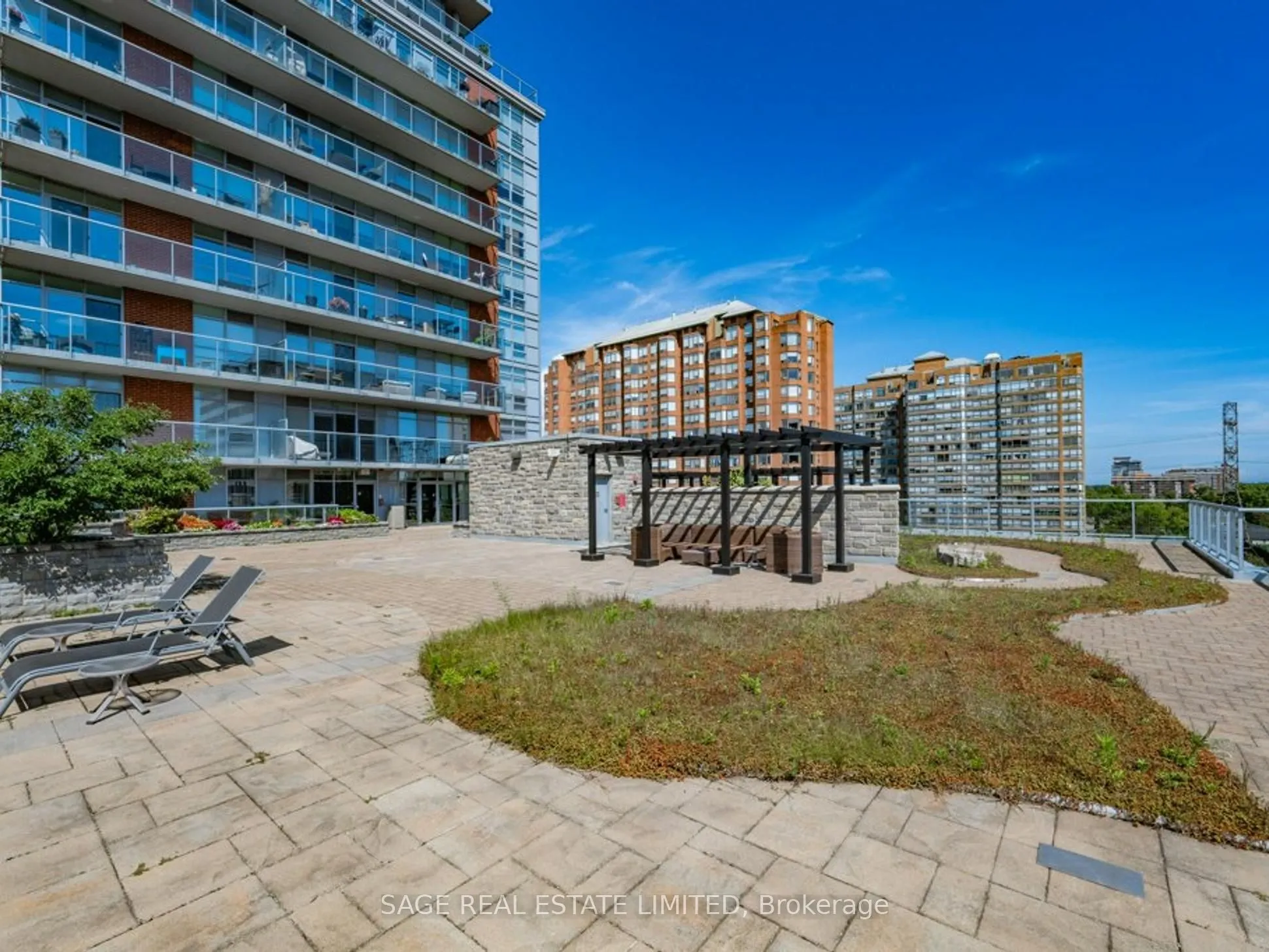 551 Maple Avenue, #304