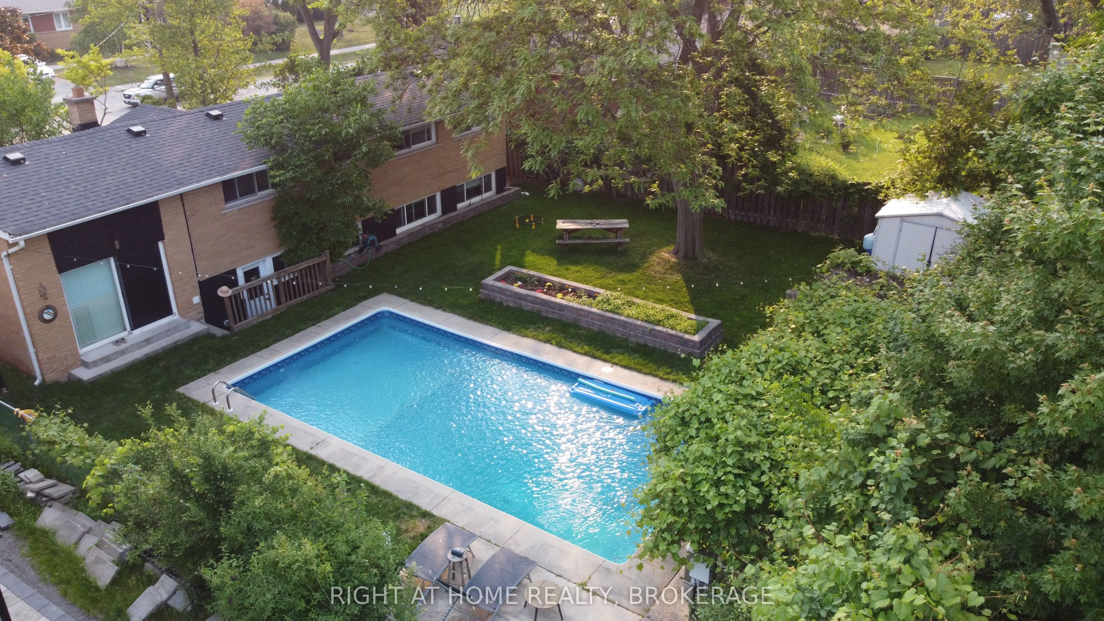 423 Scarsdale Crescent