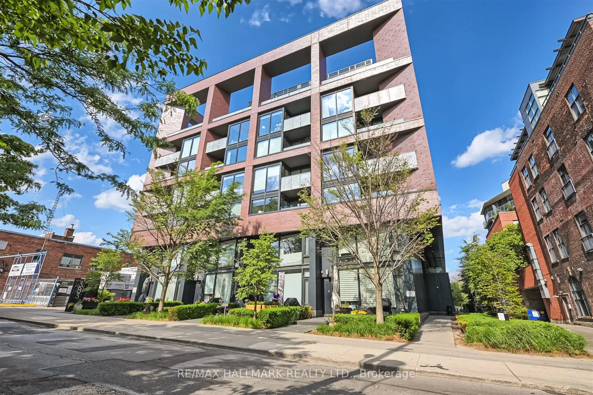383 Sorauren Avenue, #209