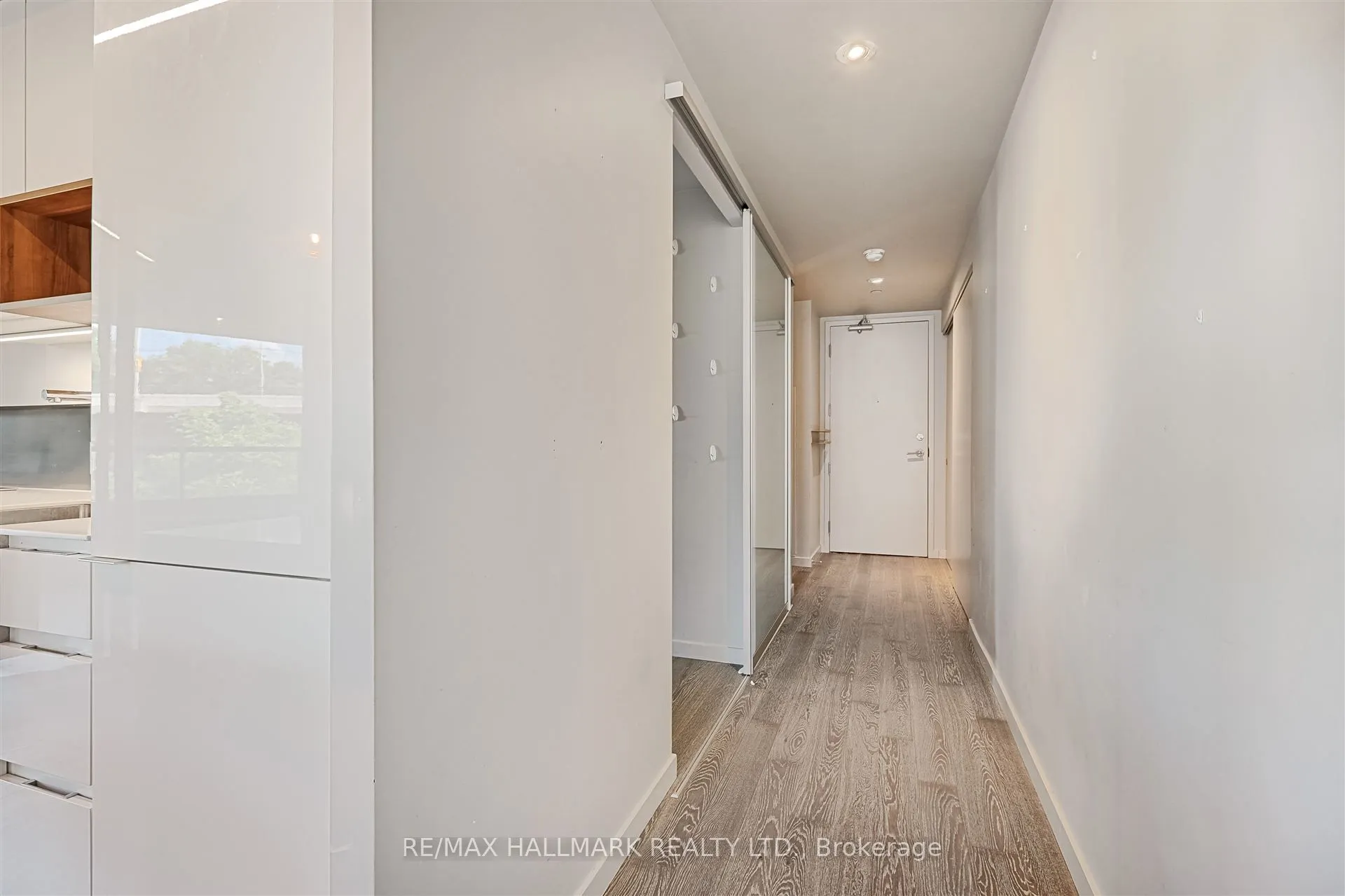 383 Sorauren Avenue, #209