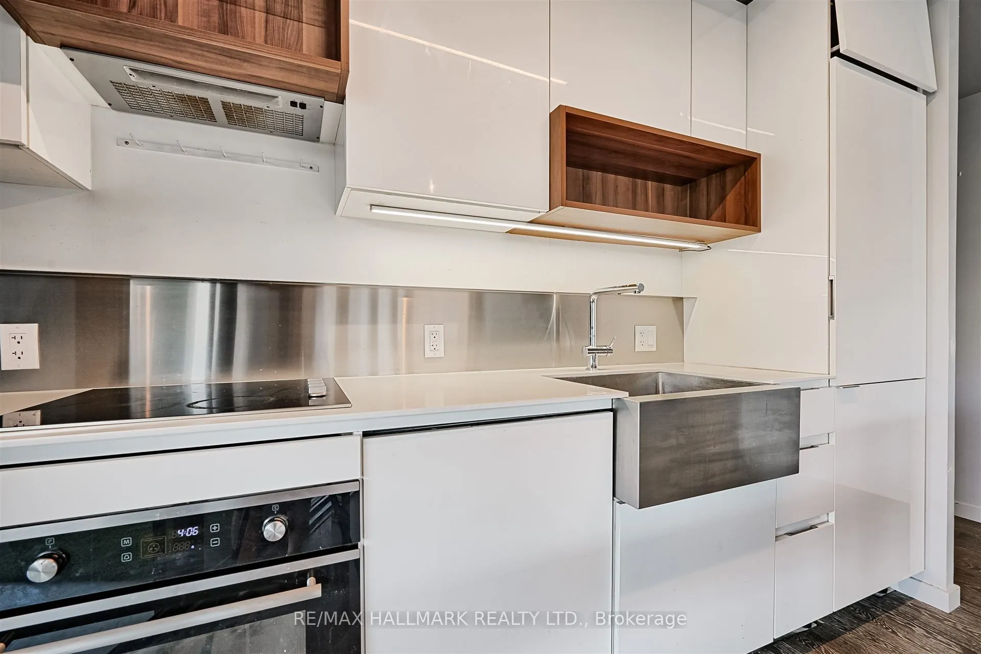 383 Sorauren Avenue, #209