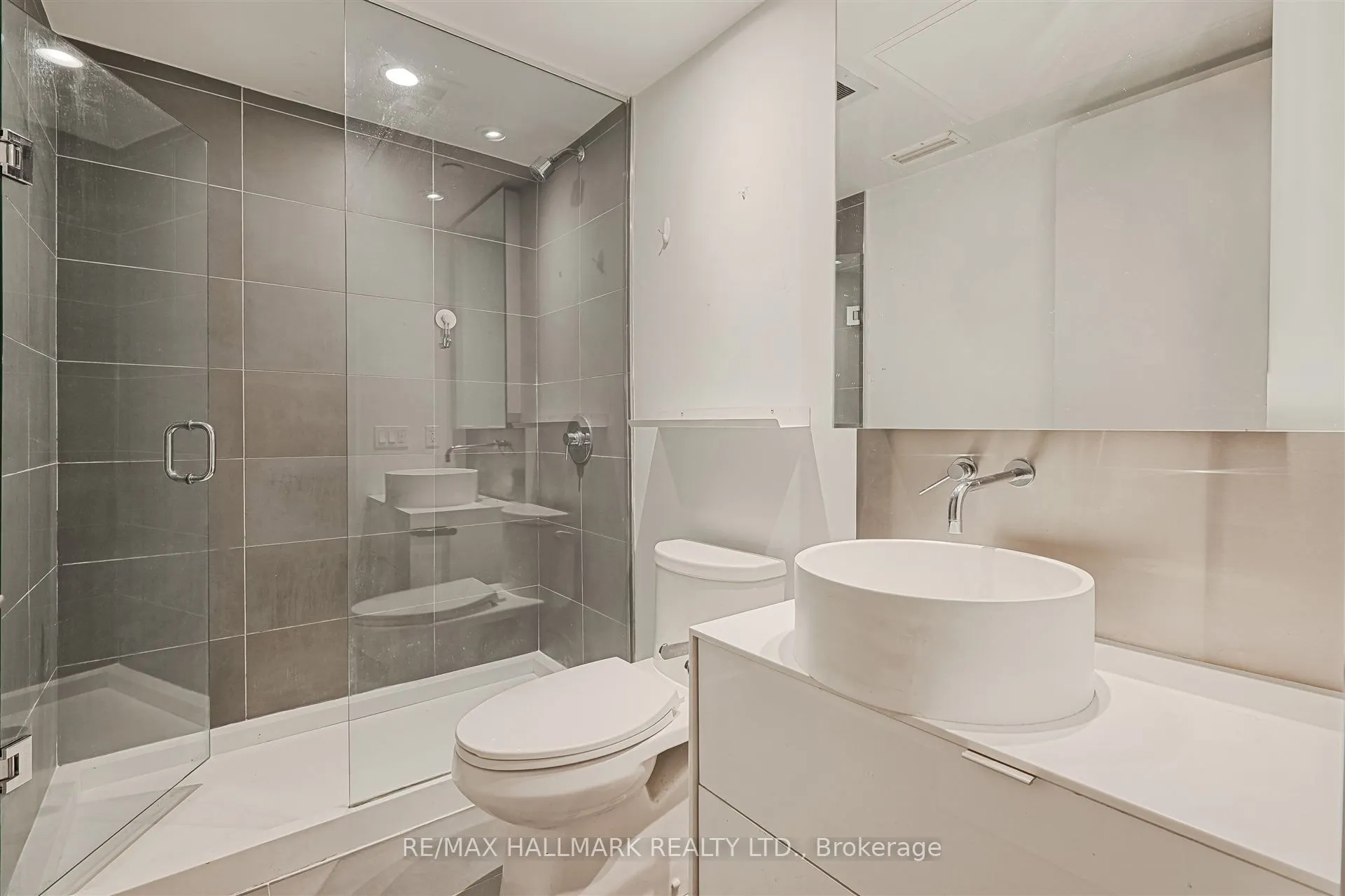 383 Sorauren Avenue, #209