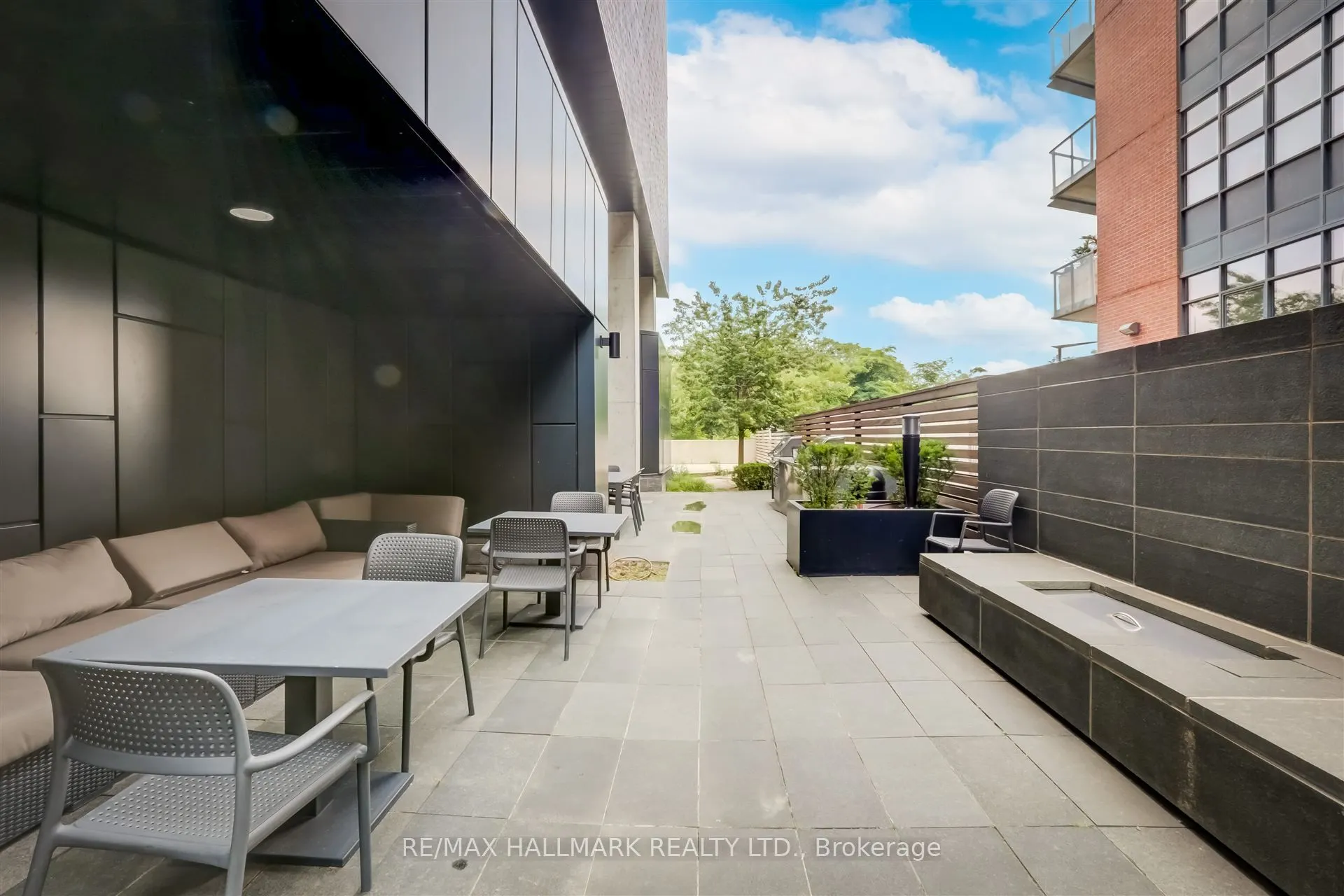 383 Sorauren Avenue, #209