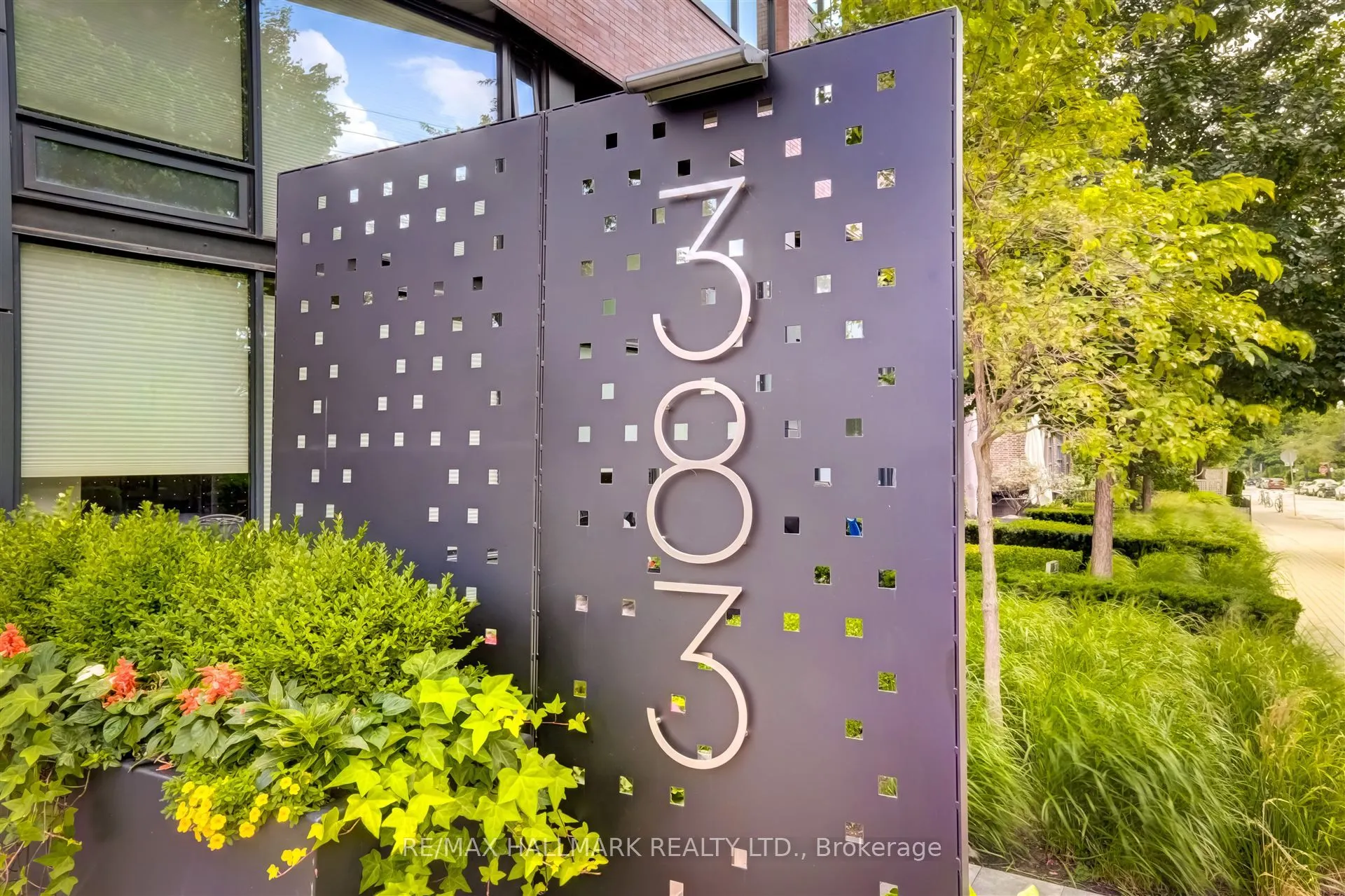 383 Sorauren Avenue, #209
