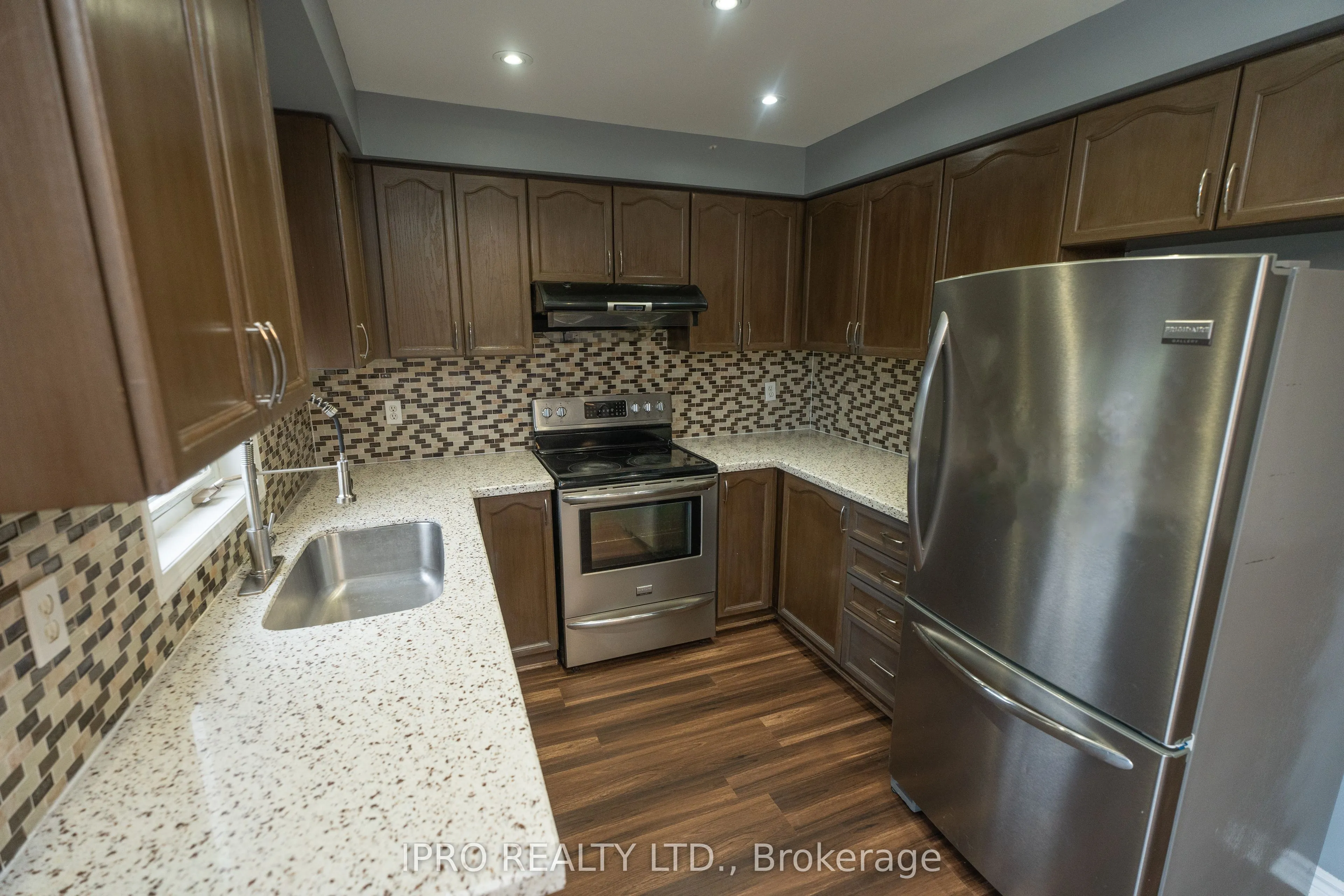 16 Lonestar Crescent