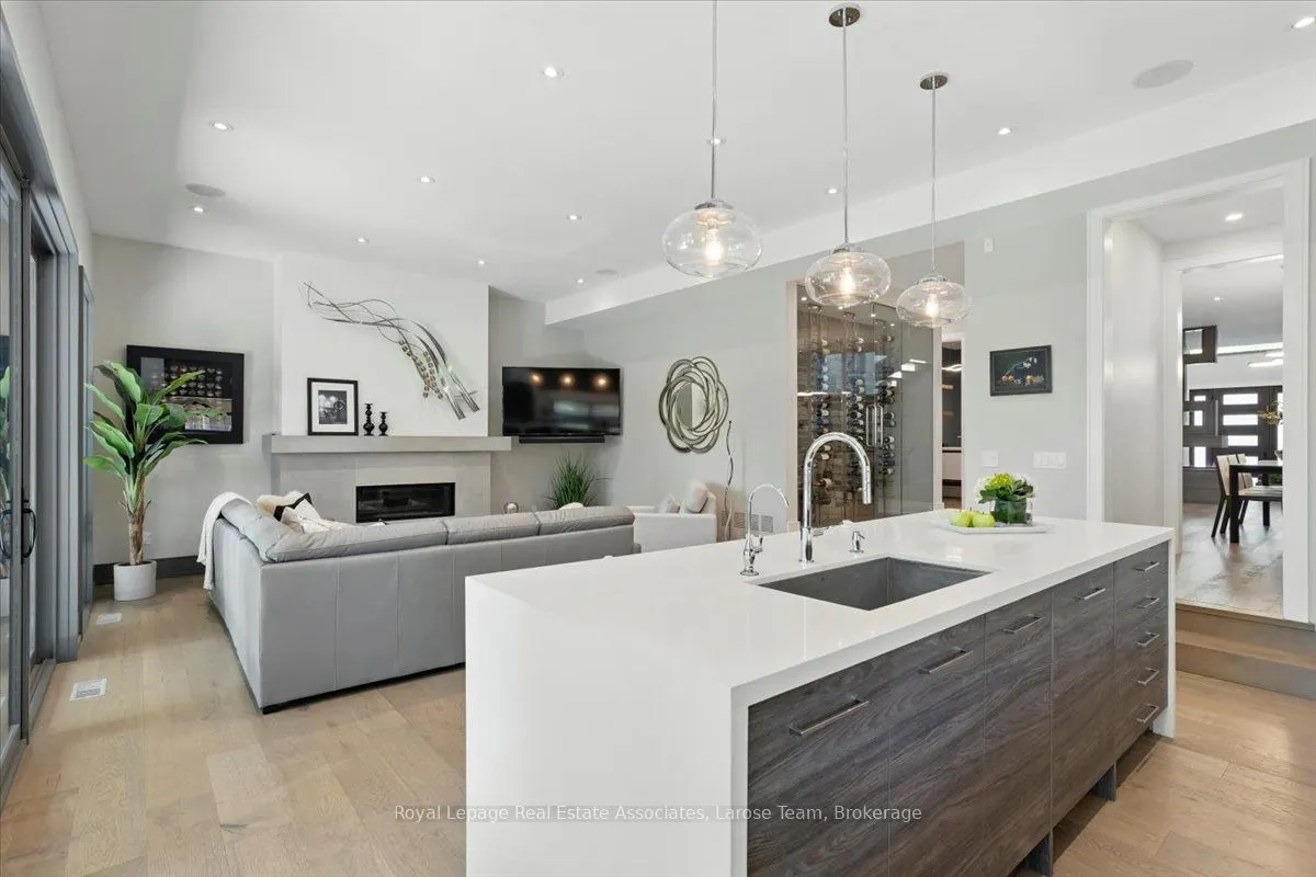 16 Maple Avenue S