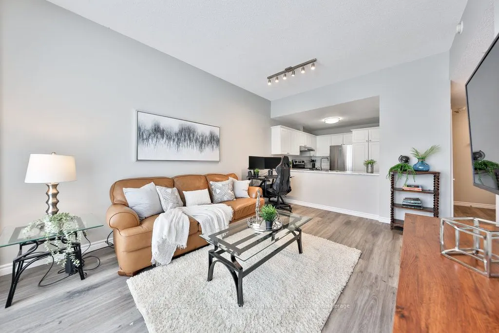 4198 Dundas Street W, #102