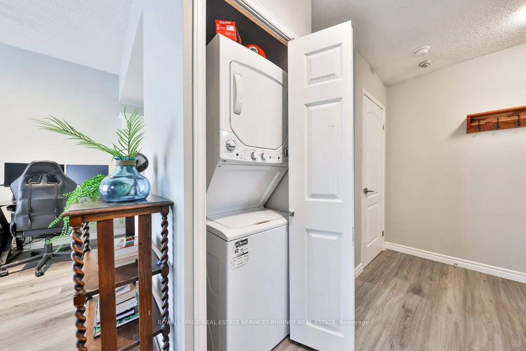 4198 Dundas Street W, #102