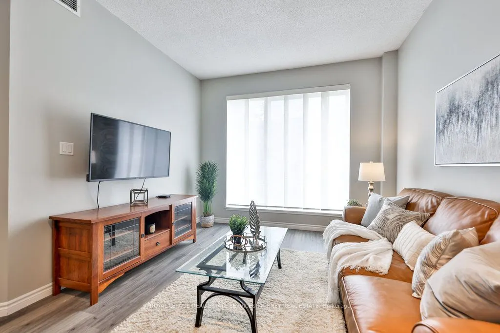 4198 Dundas Street W, #102