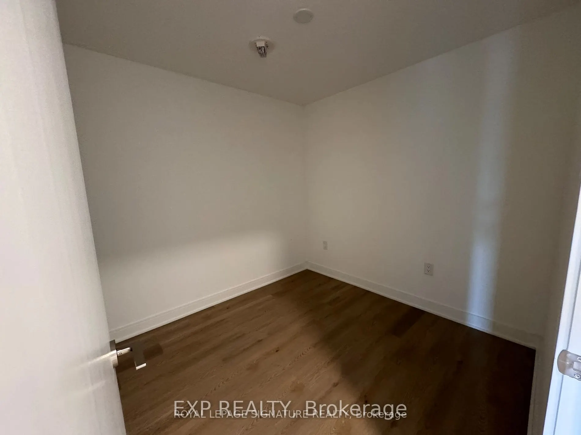 86 Dundas Street E, #404