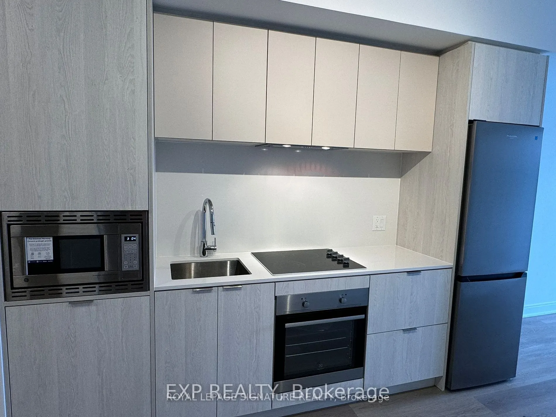 86 Dundas Street E, #404