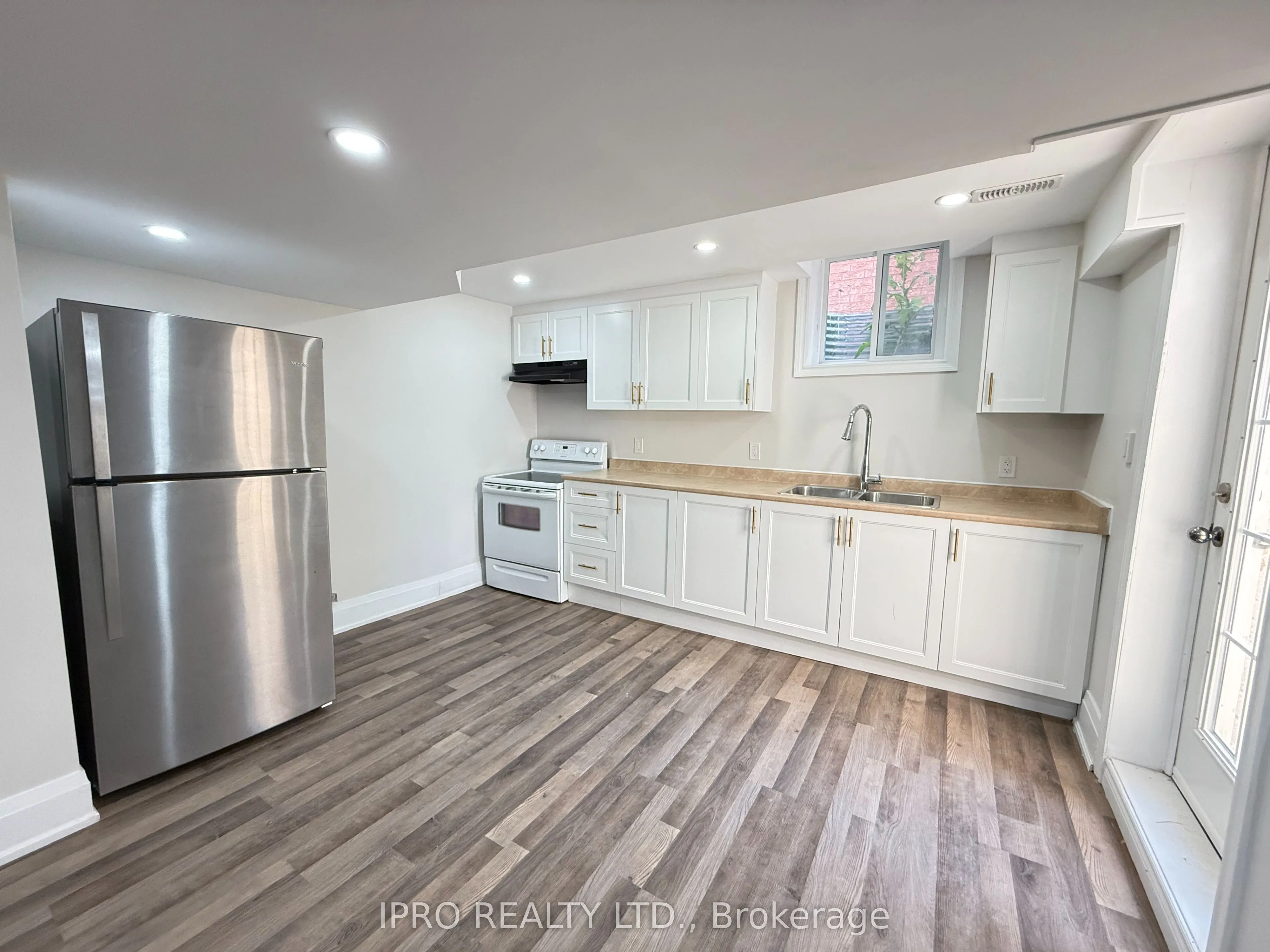 495 Fairview Road W