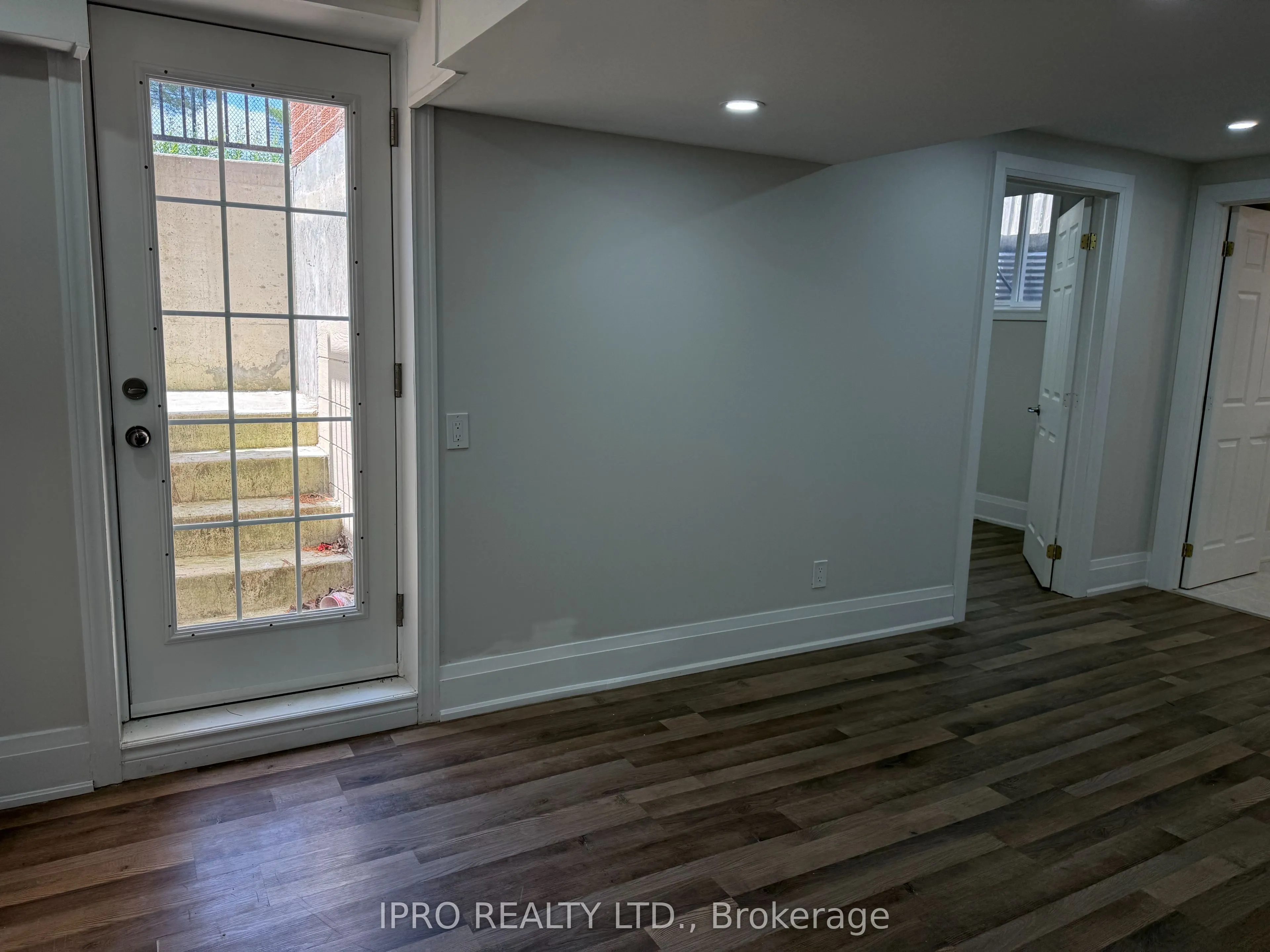 495 Fairview Road W