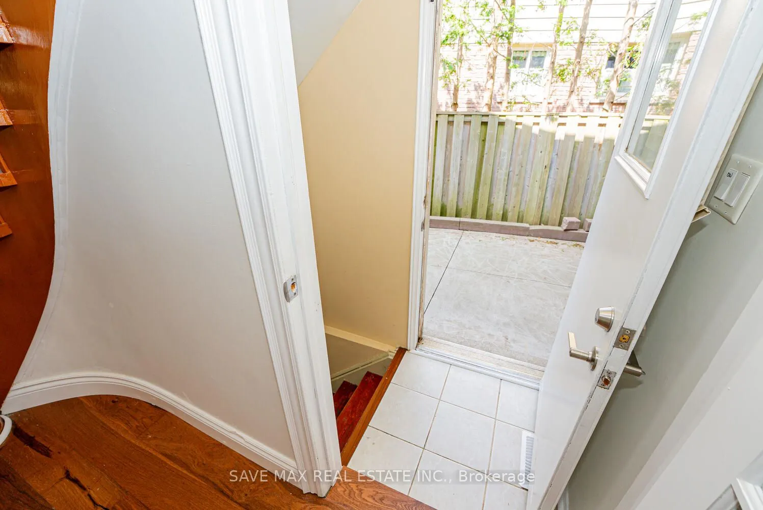 6983 Hickling Crescent