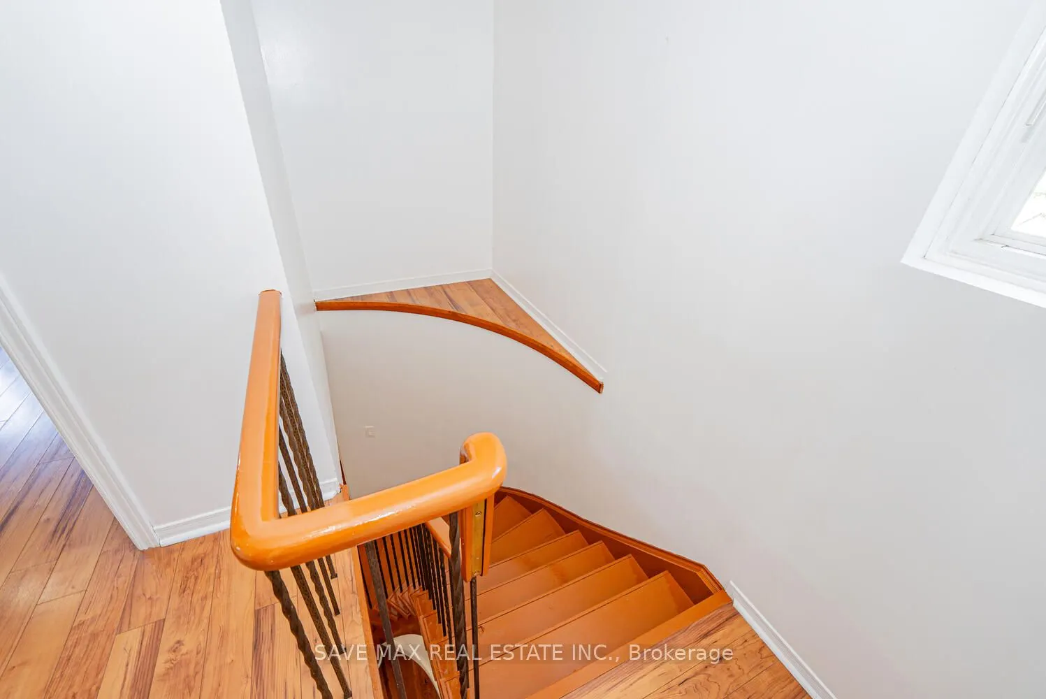 6983 Hickling Crescent