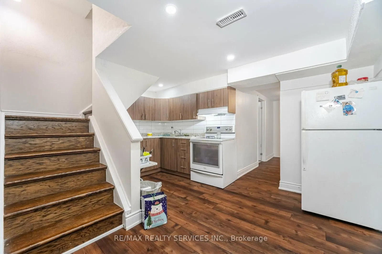 277 Centre Street N