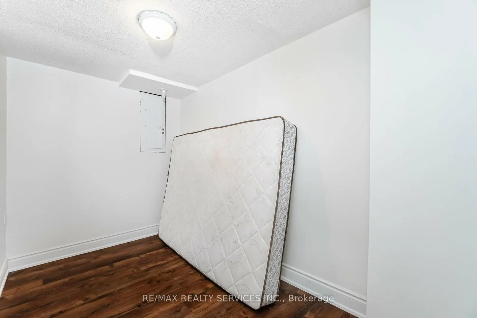 277 Centre Street N