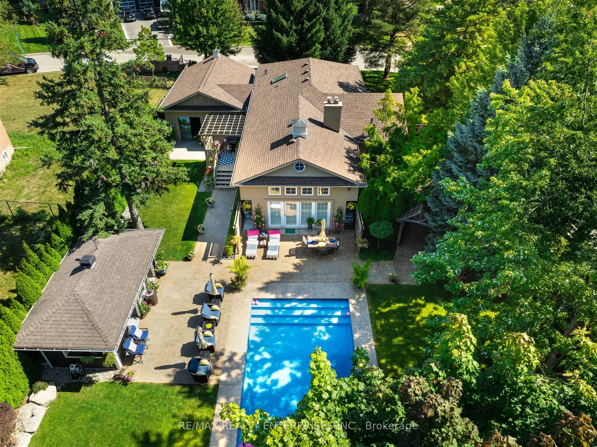 1522 Glenhill Crescent
