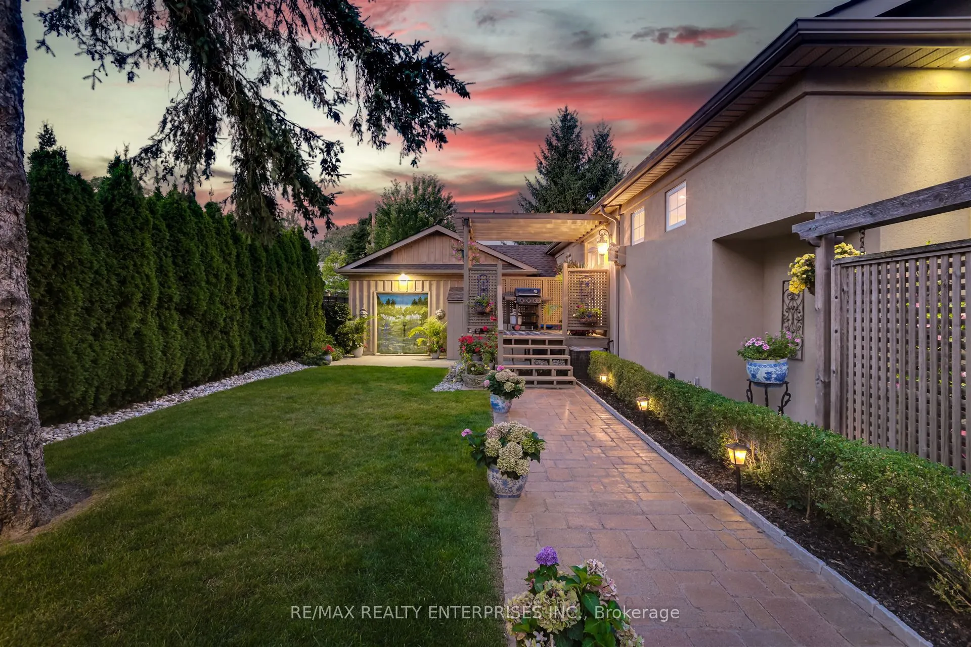 1522 Glenhill Crescent