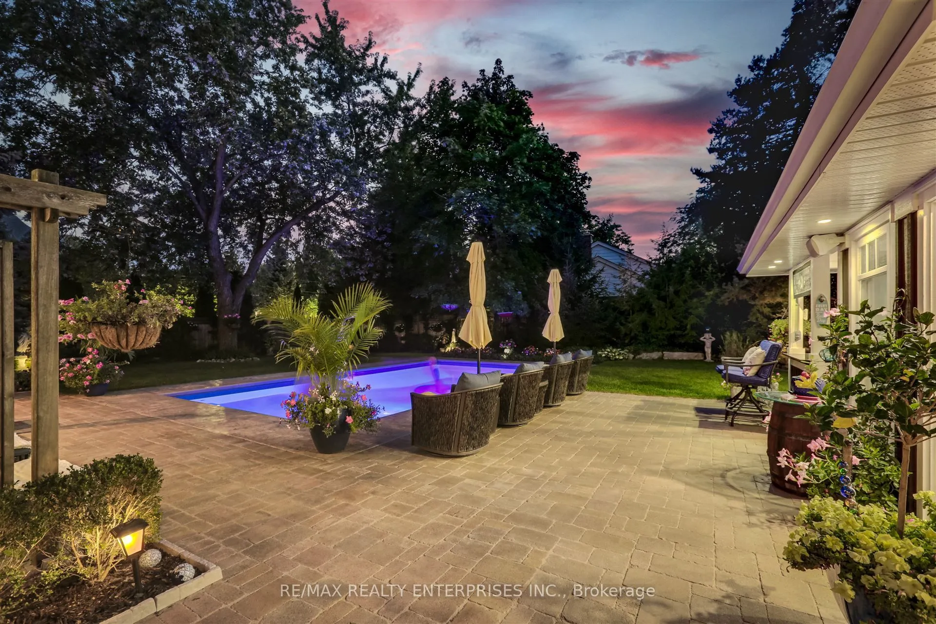 1522 Glenhill Crescent