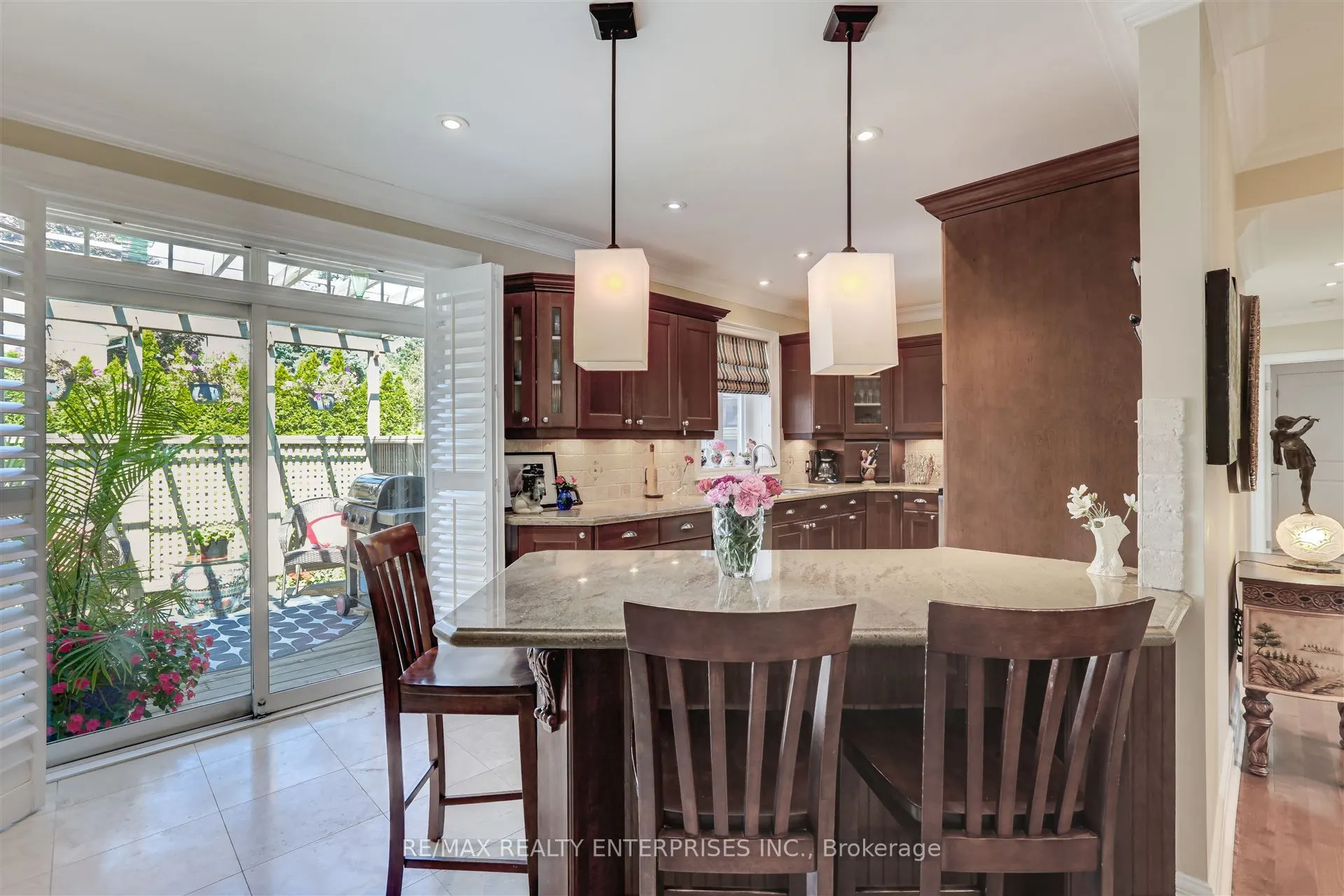 1522 Glenhill Crescent