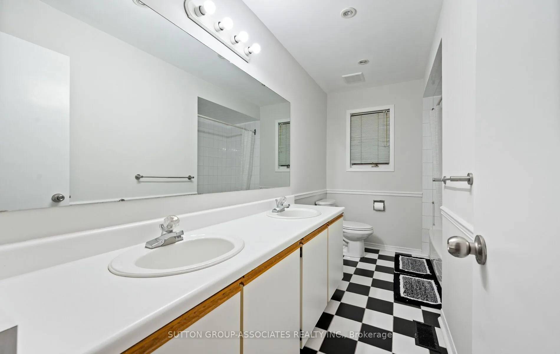 1252 Greenwood Crescent