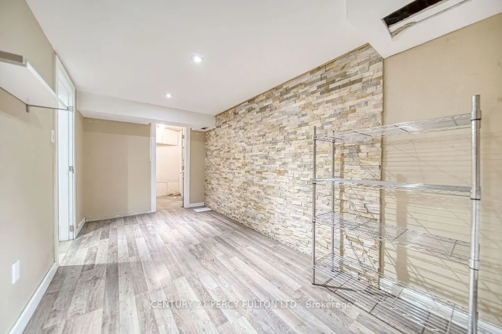 1606 Queen Street W