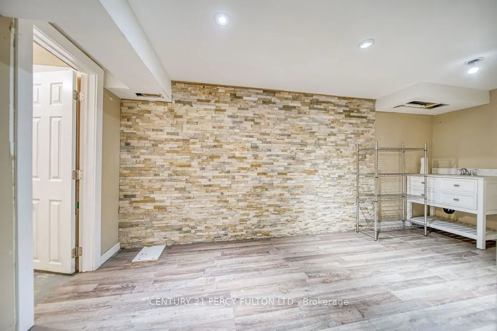 1606 Queen Street W