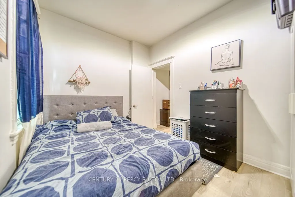 1606 Queen Street W