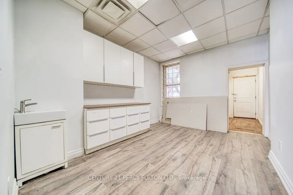 1606 Queen Street W