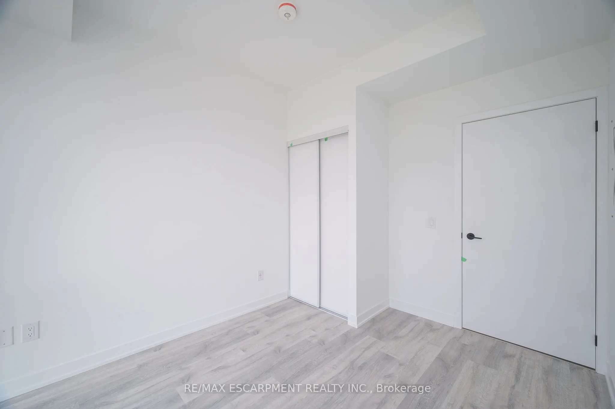 215 Lakeshore Road W, #526